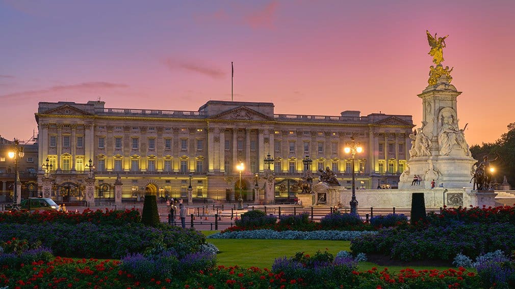 Buckingham-Palace-at-night